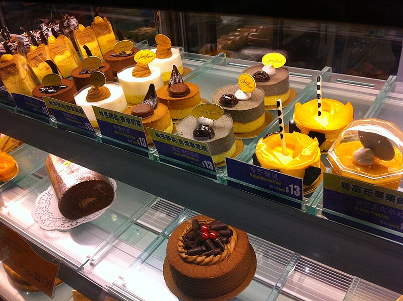 File:HK Sheung Wan 上環 Shun Tak Centre 信德中心 shop 聖安娜餅店 Saint Honore Cake Shop evening April-2012 Ip4.jpg
