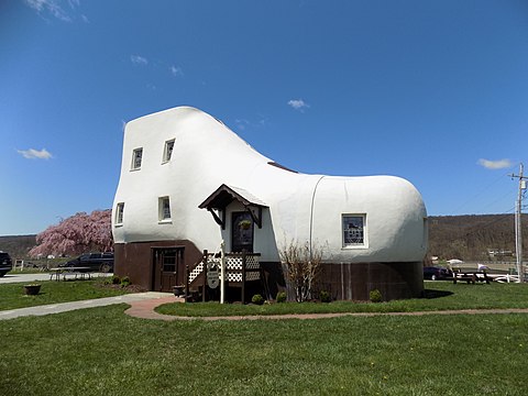 Необычные 8. Haines Shoe House. Формы домов в Азербайджане. Дом в форме ботинка шаблон. Здание haines Shoe House размер.