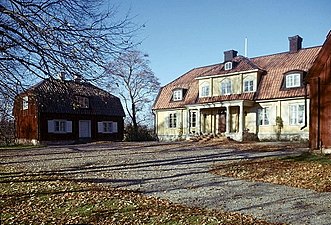 Huvudbyggnad och västra flygeln på 1960-talet.