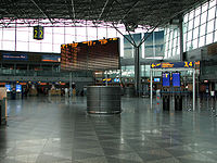 Helsinki-Vantaa departure hall2.jpg