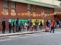 湾仔轩尼诗道官立小学投票站一早已经排起长龙，民众等待投票。