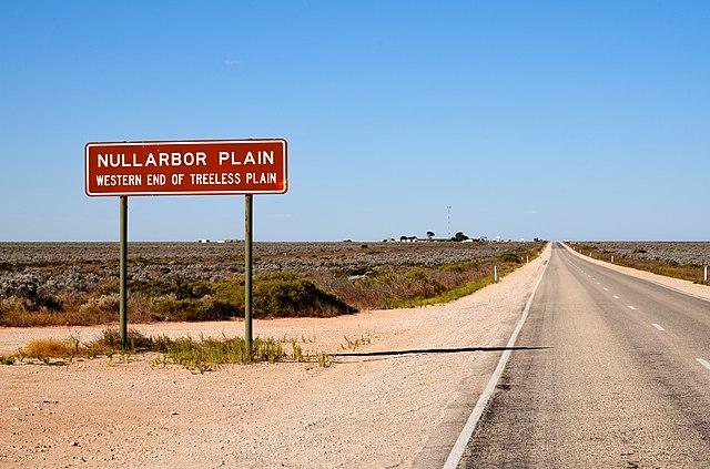 Sign defining the edge of the plain at the western side. (This photograph depicts Nullarbor Roadhouse, seen from the west. Nullarbor Roadhouse lies on