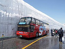 富山地方鉄道のスカイバス富山。立山黒部アルペンルート、雪の大谷にて