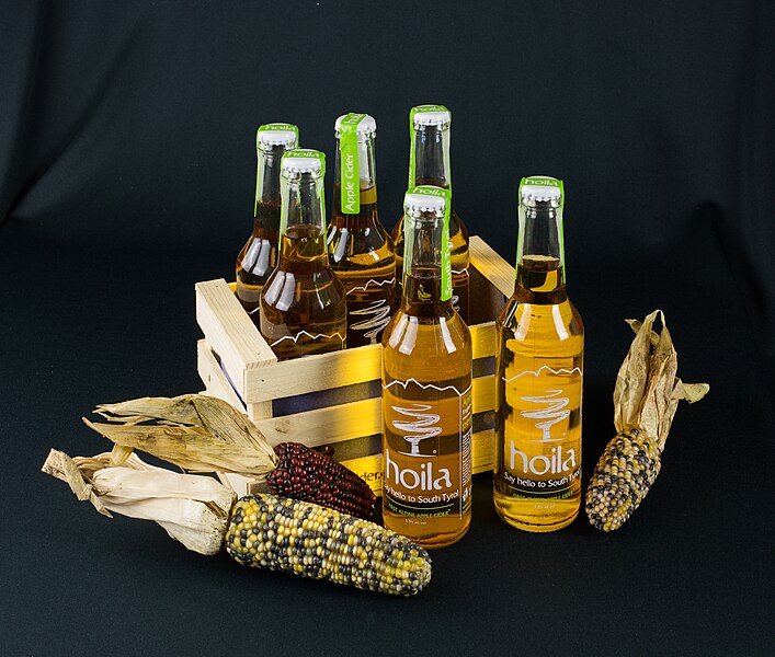 File:Hoila-Cider from Zingerle, Bolzano, South Tyrol mit Kiste und Kukuruz-0472.jpg