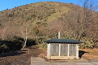 山上に祀られている石仏の祠