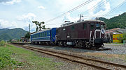 構内（2011年8月、電気機関車と客車を設置した後）