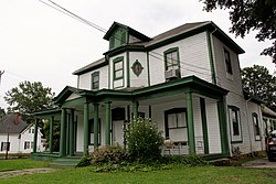 Holloway Jalan Historic District - kayu Putih rumah dengan lis hijau - Durham, North Carolina.jpg