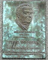 Una placa en Poznań en honor a Hoover