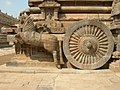 Cỗ xe ngựa kéo được khắc vào mandapam tại đền Airavateswarar, Darasuram, khoảng thế kỷ 12 TCN (trái). Xe ngựa và bánh (phải) được điêu khắc với các chi tiết tinh xảo