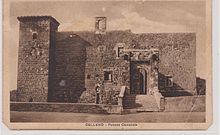 Il castello degli Orsini, all'epoca sede comunale, in una cartolina del 1947