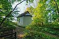 Die Burgstelle ist heute mit der Kapelle überbaut, links davor abgezäunt der Burgbrunnen