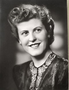 Inga-Britt Fredholm – då fortfarande Pütter – hos fotografen cirka 1949.