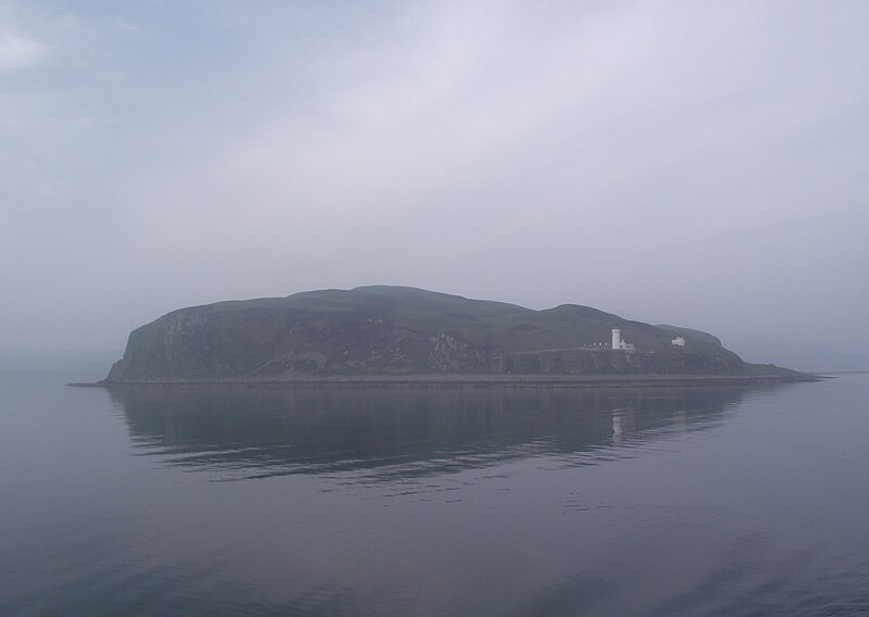 File:Island Davaar cliffs and lighthouse - geograph.org.uk - 5793920.jpg