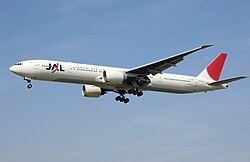 Eine Boeing 777-300 der JAL