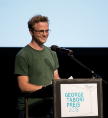 Porträt von Jean Peters bei der Preisverleihung des George Tabori Preises 2018 in Berlin.