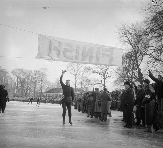 File:Jeen van den Berg passeert de finish, Bestanddeelnr 906-2811.jpg