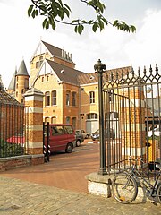 Torens van het Rommelaere Instituut zijde Jozef Kluyskensstraat