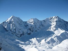 Monte Zebrù (Mitte), mit Gran Zebrù (links) und Ortler (rechts).