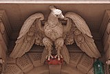 Rzeźba orła ponad bramą wejściową kamienicy