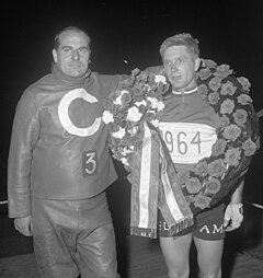 Hennie Marinus (rechts) und sein Schrittmacher Norbert Koch bei der Siegerehrung des niederländischen Meister im Steherrennen (1964)