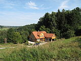 Čeština: Domek v dolíku ve vsi Klenové. Okres Praha-východ, Česká republika. English: House in Klenové village, Prague-East District, Czech Republic.