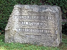 Klopstock-Gedenkstein an der Landesschule Pforta (Quelle: Wikimedia)
