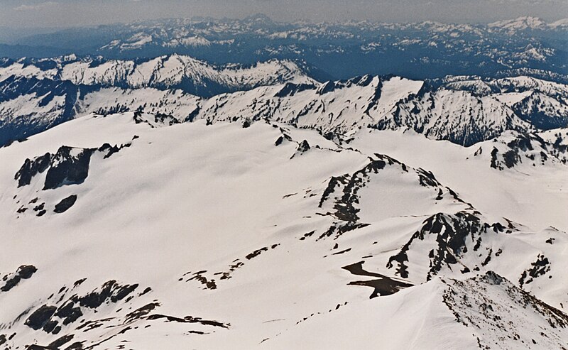 File:Kololo Peaks seen from Glacier Peak.jpg