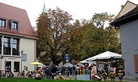 Kunstmarkt in der oberen Altstadt in Freiburg, links das neu erbaute Andlausche Haus