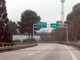 L'uscita di Enna sull'autostrada A19, Italia.jpg