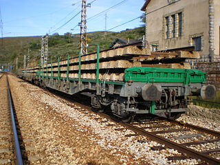 Español: Un corte de vagones cargados con secciones de vías y traviesas estacionado en una vía de apartado en la estación de La Granja, junto a la subestación eléctrica (Torre del Bierzo, comarca de El Bierzo, provincia de León, Castilla y León).