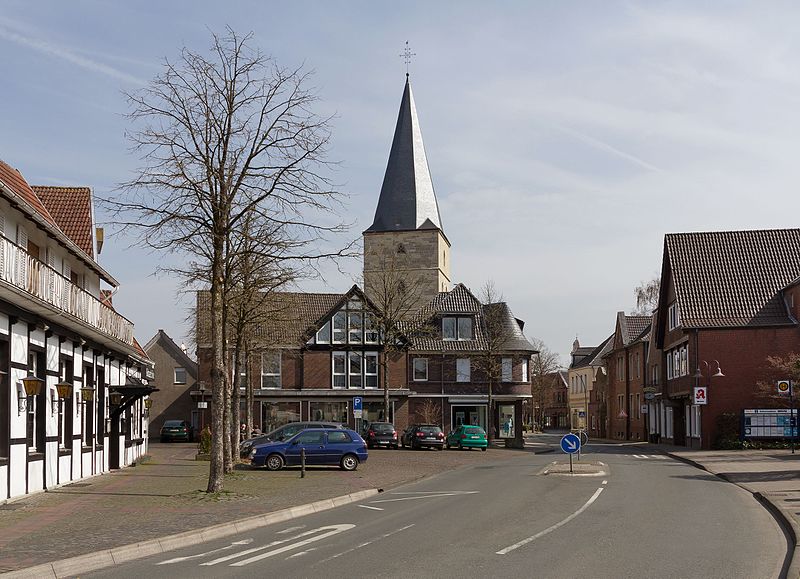 File:Laer, die katholische Pfarrkirche Sankt Bartholomäus in straatzicht foto4 2016-04-03 12.41.jpg