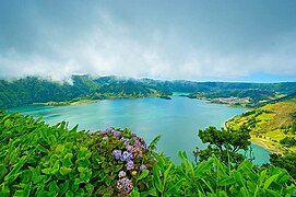 Lagunele vulcanice Sete Cidades⁠(d), de pe insula São Miguel.