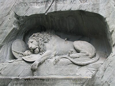 Lion de Lucerne (1819), Lucerne. L'inscription Pour la loyauté et le courage de la Suisse, la fleur de lys, la flèche brisée dans le corps du roi-lion, commémorent les Gardes suisses morts aux Tuileries pour leur fidélité à Louis XVI.