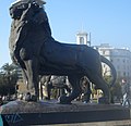 Un dels diversos lleons que envolten el monument