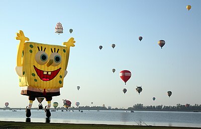 Festival balon udara di León, Guanajuato, Meksiko. Di dalam festival tersebut, terdapat sebuah balon udara yang didesain menyerupai karakter kartun SpongeBob SquarePants.