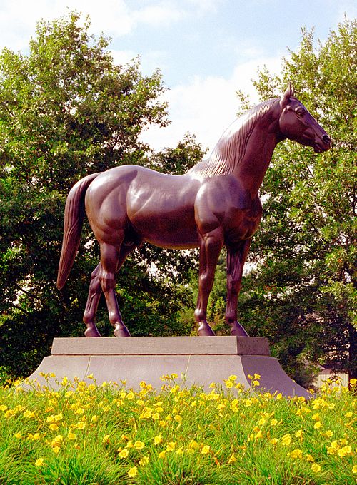 Man o' War statue