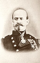 Portrait d'un homme au crâne dégarni, portant une barbiche et des décorations militaires.