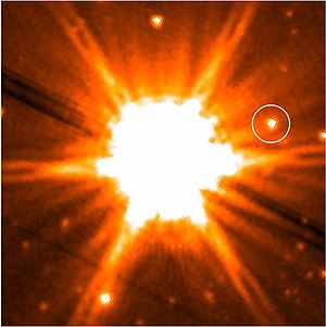 Infrarot-Aufnahme von 54 Psc (Spitzer-Weltraumteleskop); eingekreist: der braune Zwerg 54 Psc B