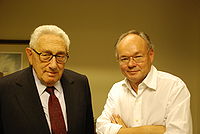 Lutz Hachmeister & Henry Kissinger.jpg