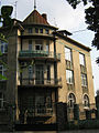 Вул. Котляревського, 25 — будинок споруджений у 1908—1909 рр. у стилі сецесії за проєктом фірми Левинського