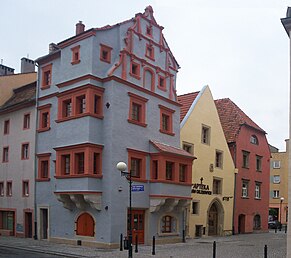 Lwówek Śląski − fachadas estreitas de prédios residenciais na Cidade Velha