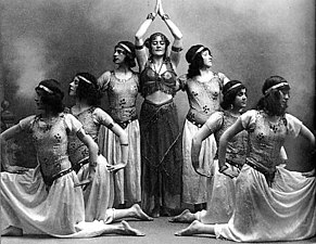 Maggie Gripenberg (keskellä) Peer Gyntin produktiossa vuonna 1916.