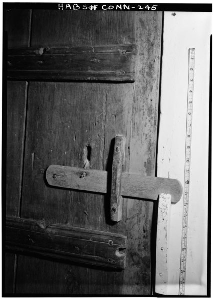 File:March 1961 DETAIL OF WOODEN LATCH ON DOOR IN FIREPLACE WALL OF 1675 BEDROOM ON SECOND FLOOR - Thomas Leffingwell Inn, 348 Washington Street, Norwichtown, New London County, CT HABS CONN,6-NORT,16-10.tif