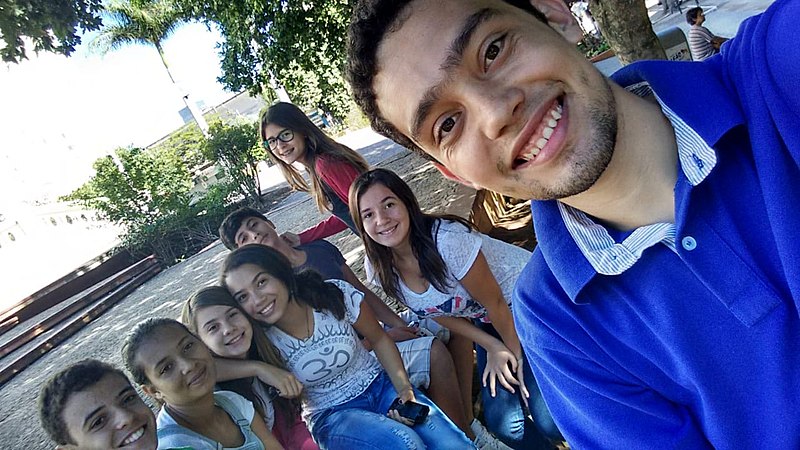 File:Marco Thúlio com os jovens na Praça da Matriz.jpg