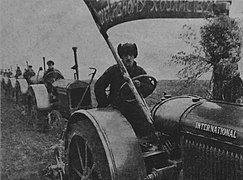 Amerikkalaismallin mukaan valmistettujen traktoreiden peltoparaati Neuvostoliitossa (1931).