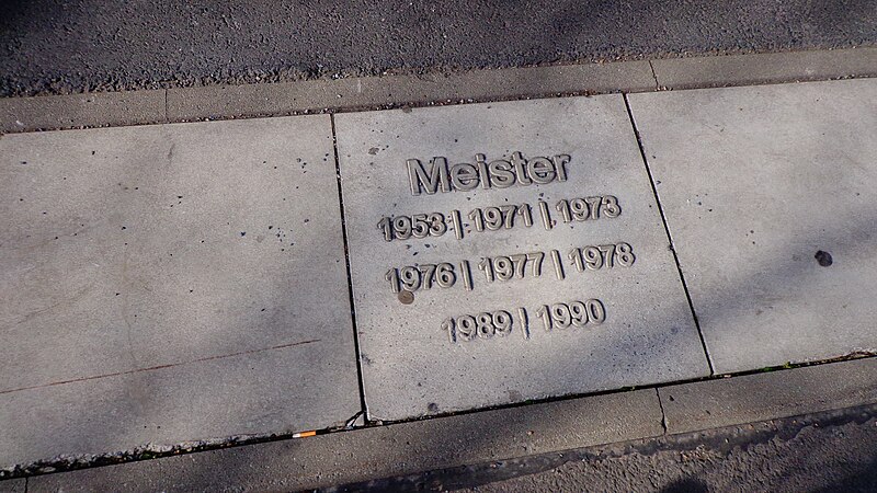 File:Meister-Gedenkstein Lennéstraße, Dresden (1554).jpg