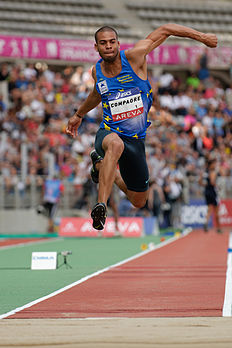 Benjamin Compaoré compete na final do salto triplo durante o campeonato de atletismo da França de 2013 no estádio Sébastien Charléty em 13 de julho de 2013. (definição 3 337 × 5 000)