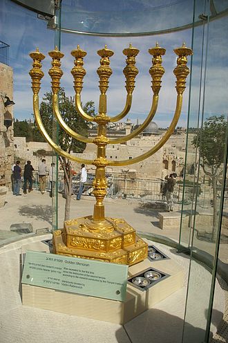 Реконструкция меноры из Второго храма, установленной на иерусалимском кардо