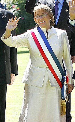Michelle Bachelet with the presidential flag
