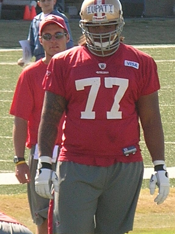 File:Mike Iupati at 49ers training camp 2010-08-09 2.JPG - Wikimedia Commons